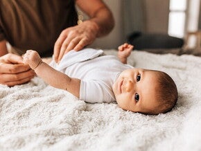 ลักษณะอุจจาระทารกท้องเสีย วิธีดูแลเมื่อลูกถ่ายเหลว มีไข้