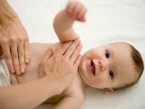 วิธีไล่ลมในท้องทารก เมื่อลูกน้อยมีอาการท้องอืด ไม่สบายท้อง