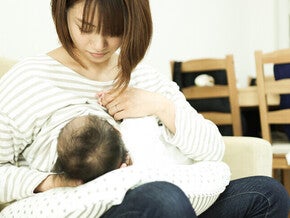 คุณแม่กำลังให้นมลูกน้อยบนตัก