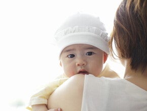อุ้มลูกบ่อย เด็กติดมือคุณแม่จริงไหม ลูกติดมือแก้ยังไง