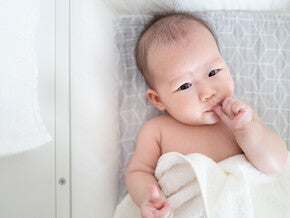 ไข้เลือดออกในเด็กอาจเป็นอันตรายหากดูแลไม่ถูกต้อง รู้จักไข้เลือดออกในเด็ก วิธีสังเกตอาการเริ่มต้นไปจนถึงรุนแรง รวมถึงข้อควรระวัง พร้อมคำแนะนำในการดูแลลูกน้อย