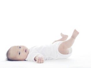 พัฒนาการเด็ก 4 เดือน ทารก 4 เดือน พร้อมวิธีเสริมพัฒนาการลูก