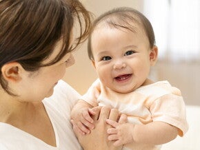 พัฒนาการเด็ก 6 เดือน ทารก 6 เดือน พร้อมวิธีเสริมพัฒนาการลูก