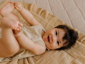 พัฒนาการเด็ก 8 เดือน ทารก 8 เดือน พร้อมวิธีเสริมพัฒนาการลูก พัฒนาการเด็ก 8 เดือน ทารก 8 เดือน พร้อมวิธีเสริมพัฒนาการลูก