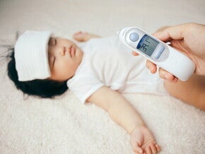 ลูกเป็นไข้ถ่ายเหลว จากโนโรไวรัส และไวรัสโรต้า มีวิธีดูแลอย่างไร