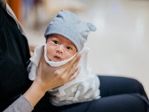 ลูกไม่เรอ อันตรายไหม? ทำไมกินนมเสร็จต้องจับลูกเรอทุกครั้ง