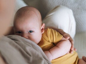 ลูกน้อยกำลังดูดนมจากอก