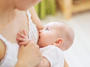 นมแม่ เกราะป้องกันแรกในชีวิตลูก ไขทุกประโยชน์ที่คุณแม่ต้องรู้