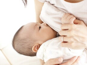 แม่กำลังเอาลูกเข้าเต้า