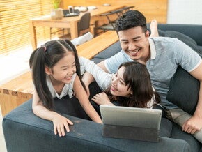 เด็กติดโทรศัพท์ ลูกติดจอก่อนวัยแก้ยังไงดี พร้อมวิธีรับมือ