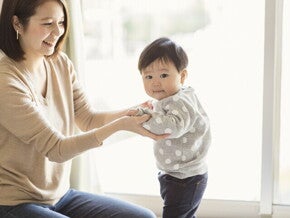 เด็กเดินได้กี่เดือน ลูกเดินช้า มีผลต่อพัฒนาการสมองไหม เด็กเดินได้กี่เดือน ลูกเดินช้า มีผลต่อพัฒนาการสมองไหม