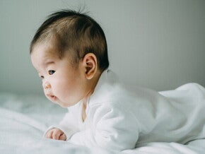 ทารกเหงื่อออกหัว เกิดจากอะไร ลูกเหงื่อออกหัวมากผิดปกติไหม