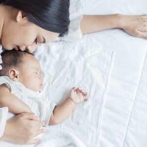พัฒนาการทารก 1 เดือน ถึง 2 เดือน ลูกมีการเปลี่ยนแปลงอย่างไรบ้าง