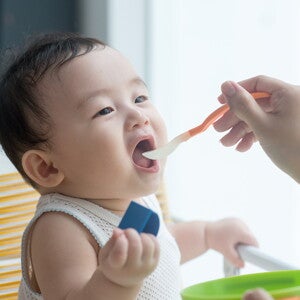 พัฒนาการและอาหารที่เหมาะกับลูกน้อยช่วง 10-11 เดือน