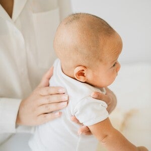 วิธีจับลูกเรอ ท่าจับถูกต้องทำอย่างไร อุ้มเรอกี่นาทีถึงพอ? เพื่อให้ลูกสบายท้อง