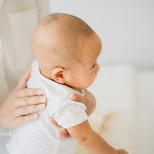 วิธีจับลูกเรอ ท่าอุ้มเรอ ท่าจับลูกเรอ ช่วยให้ลูกสบายท้องหลังอิ่มนม