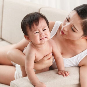 วิธีนวดท้องให้ทารกถ่าย เมื่อลูกท้องผูก ท้องอืด ถ่ายยากทำอย่างไร