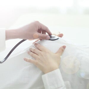 มือคุณหมอใช้หูฟังแพทย์