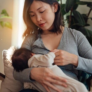 คุณแม่กำลังให้นมลูก