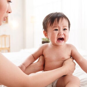 ลูกปวดท้องตรงสะดือเป็น ๆ หาย ๆ เกิดจากอะไร พร้อมวิธีดูแล