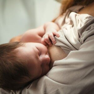 การเลี้ยงลูกด้วยนมแม่ พร้อมวิธีให้นมลูกและการเก็บน้ำนม