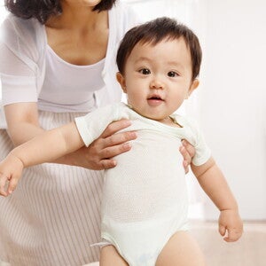 พัฒนาการเด็ก 10 เดือน ทารก 10 เดือน พร้อมวิธีเสริมพัฒนาการลูก