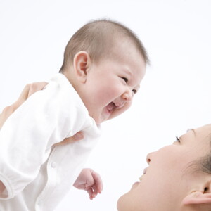พัฒนาการเด็ก 4 เดือน ทารก 4 เดือน พร้อมวิธีเสริมพัฒนาการลูก