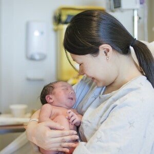 การผ่าคลอดกับคลอดเองต่างกันยังไง พร้อมข้อดีข้อเสีย