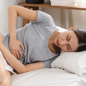 คุณแม่ปวดท้องน้อยหลังคลอด อันตรายไหม รับมืออย่างไรดี