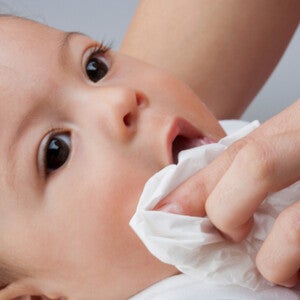 ลูกอ๊อก ลูกแหวะนมบ่อย อันตรายไหม? วิธีรับมือทารกสำลักนม