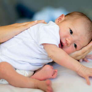 เด็กทารกสะอึก เกิดจากอะไร พร้อมวิธีช่วยบรรเทาอาการลูกสะอึก
