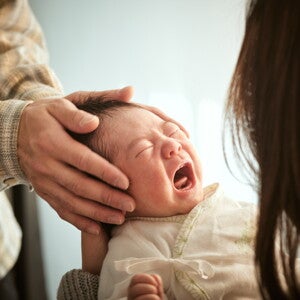 เด็กร้องไห้ไม่หยุด ลูกร้องไห้ไม่มีสาเหตุ พร้อมวิธีรับมือ