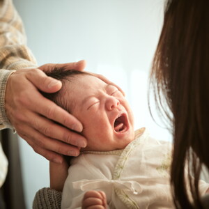 เด็กร้องไห้ไม่หยุด ลูกร้องไห้ไม่มีสาเหตุ พร้อมวิธีรับมือ