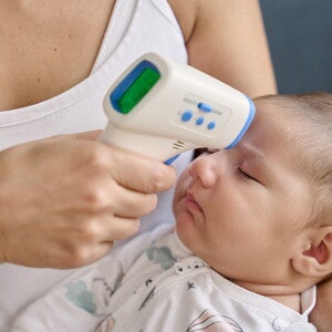 วิธีลดไข้ทารกแรกเกิด อาการทารกเป็นไข้ ทารกตัวร้อน พร้อมวิธีวัดไข้