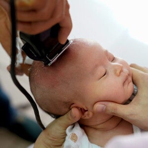 โกนผมไฟให้ลูก ใช้อะไรบ้าง พิธีโกนผมไฟ มีขั้นตอนอย่างไร