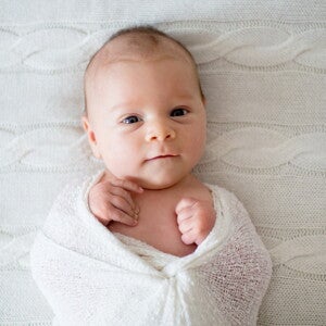 วิธีห่อตัวทารก การห่อตัวทารกให้ลูกสบายตัว คล้ายอยู่ในท้องแม่