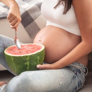 คนท้องกินแตงโมได้ไหม อันตรายกับลูกในท้องหรือเปล่า