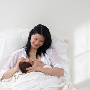 รวมท่าให้นมลูกที่ถูกวิธี ทำตามได้ง่าย ป้องกันลูกน้อยท้องอืด