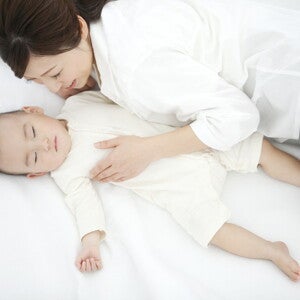 ทารกนอนสะดุ้ง เกิดจากอะไร พร้อมวิธีแก้ลูกนอนสะดุ้ง