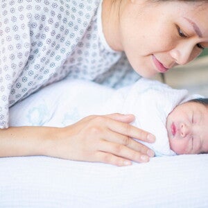 ผ่าคลอดประกันสังคมจ่ายเท่าไหร่ คุณพ่อคุณแม่มีสิทธิเบิกอะไรบ้าง