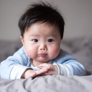 เด็กคว่ำกี่เดือน เด็กนอนคว่ำได้ตอนไหน พร้อมวิธีฝึกเด็กนอนคว่ำ