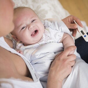 ลูกไข้ขึ้นตอนกลางคืนทำไงดี พร้อมวิธีรับมือเมื่อลูกมีไข้สูง