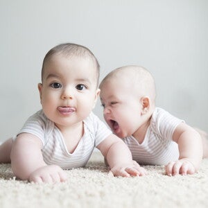 ท้องลูกแฝด เกิดจากอะไร ตั้งครรภ์แฝดเสี่ยงอันตรายจริงไหม