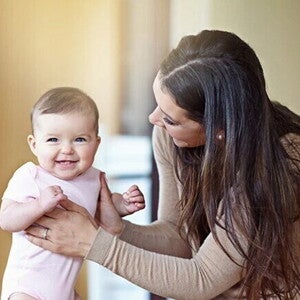 พัฒนาการลูกน้อย ครั้งแรกของพัฒนาการต่างๆ จะเกิดขึ้นเมื่อไร