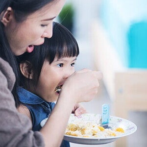 ลูกอมข้าว ปัญหาปวดหัวของพ่อแม่ แต่แก้ไม่ยาก