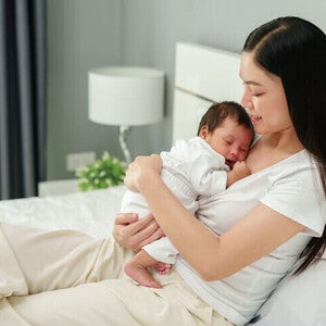 คุณแม่อุ้มลูกน้อยที่เกิดในฤกษ์คลอด และฤกษ์ผ่าคลอด 2570