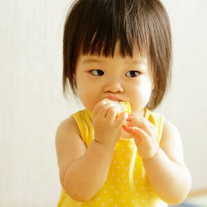 เด็ก 6 เดือนกินผลไม้อะไรได้บ้าง? รู้ก่อนให้ลูกลอง ลดเสี่ยงแพ้ตั้งแต่มื้อแรก