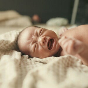 ลูกร้องไห้ไม่หยุด? เข้าใจพฤติกรรมและวิธีรับมือเด็กร้องไห้ไม่หยุด