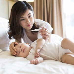 ลูกเป็นไข้ถ่ายเหลว ลูกท้องเสีย เกิดจากอะไร พร้อมวิธีดูแลลูกน้อย