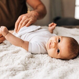 ลักษณะอุจจาระทารกท้องเสีย วิธีดูแลเมื่อลูกถ่ายเหลว มีไข้